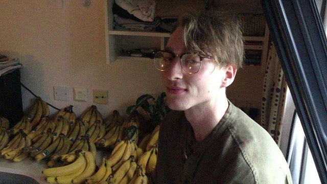 Dane dan buah pisang yang ia konsumsi setiap hari/copyright youtube.com/SWNS TV