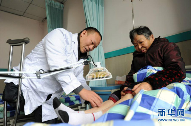 Dokter Ji memeriksa pasiennya | Photo: Copyright shanghaiist.com