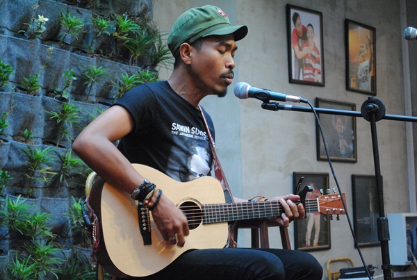 Iksan Skuter menyanyikan lagu untuk para petani di acara Ultah Akber Malang | Foto: copyright vemale.com/windacarmelita