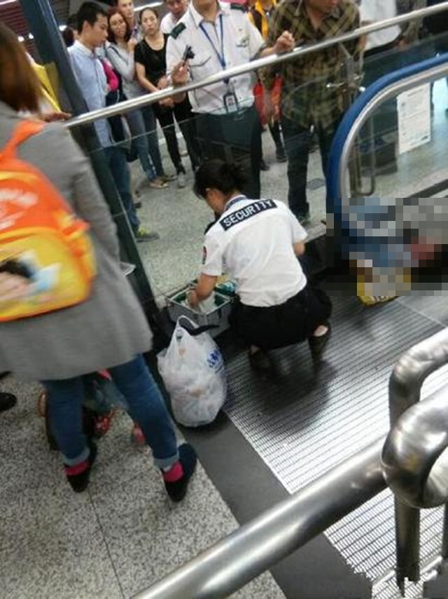 Satpam yang mencoba menyelamatkan anak | Photo: Copyright shanghaiist.com