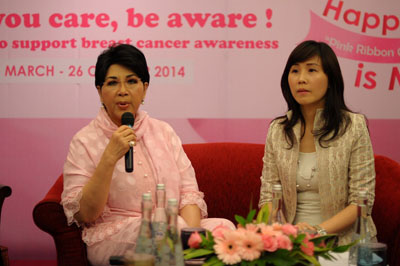 Eyang Titiek Puspa dan Ibu Veronica Basuki Tjahaja Purnama dalam Press Conference Pink Ribbon Campaign Mal Ciputra Jakarta | copyright Vemale.com
