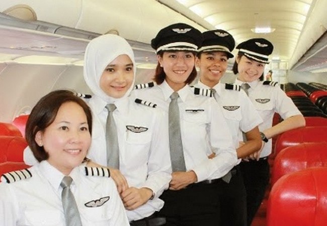 Fizzy ditengah kru wanita Air Asia lainnya | foto: copyright mynewshub.cc