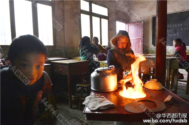 Suhu yang sangat dingin membuat anak-anak ini harus menghangatkan badan | foto: copyright womenofchina.cn