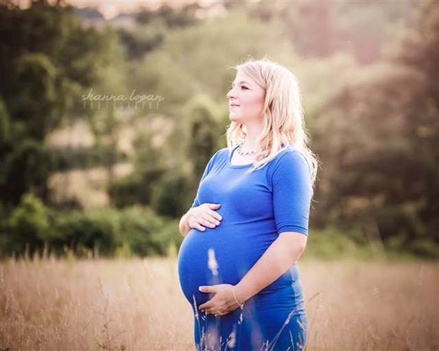 3 bulan sebelum melahirkan, ia kehilangan suaminya./Copyright facebook.com/Shanna-Logan-Photography