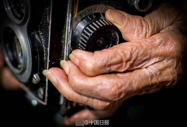 Usia senja tak membuat nenek Li patah semangat menghasilkan foto terbaiknya | Photo: Copyright shanghaiist.com