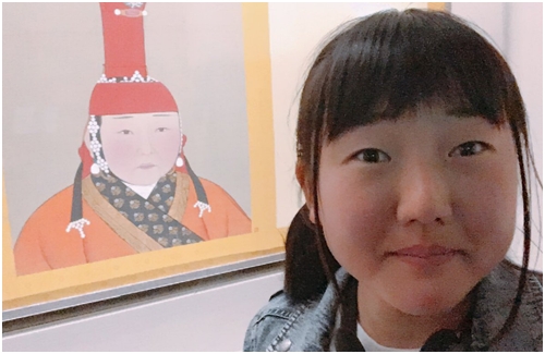 Yuki berfoto selfie dengan sebuah lukisan. | Foto: copyright dramafever.com
