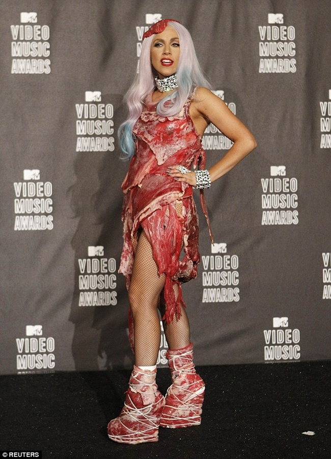 Lady Gaga memakai baju berbahan daging mentah | Photo: Copyright asiantown.net