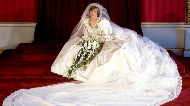 Gaun pernikahan Lady Diana. Credit: via modaforte.pl