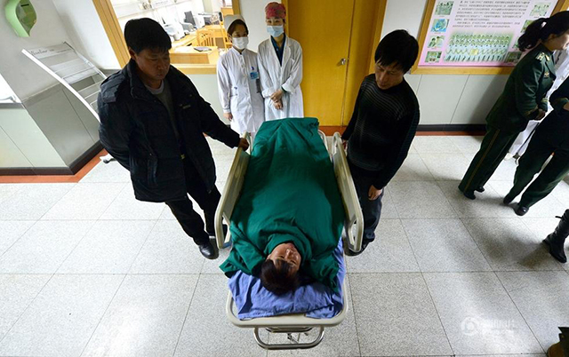 Ayah Kai mendampinginya menuju ruang operasi | Photo: Copyright shanghaiist.com