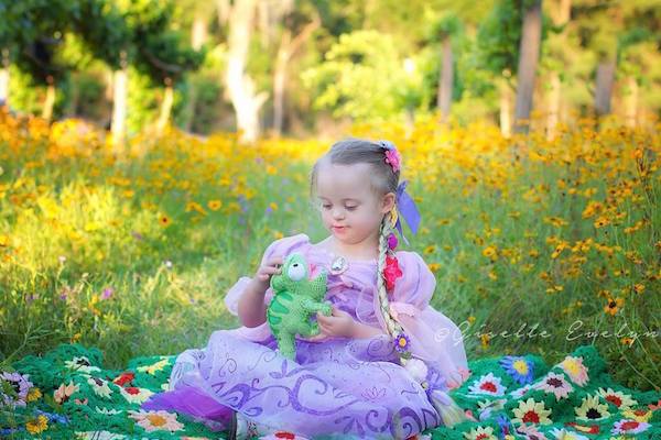 Giselle dengan busa princess Rapunzel | Photo: Copyright elitedaily.com