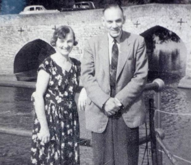 Nenek Hooper dan suami saat masih muda | Photo: Copyright metro.co.uk