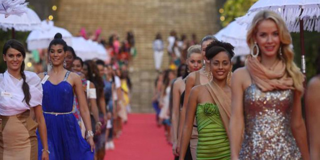 Kontestan Miss World dengan ceria mengunjungi Garuda Wisnu Kencana | (c) merdeka.com