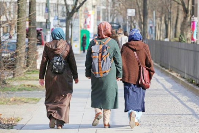 Siswi muslim yang mengenakan hijab di Kanada | Photo: Copyright metronews.ca