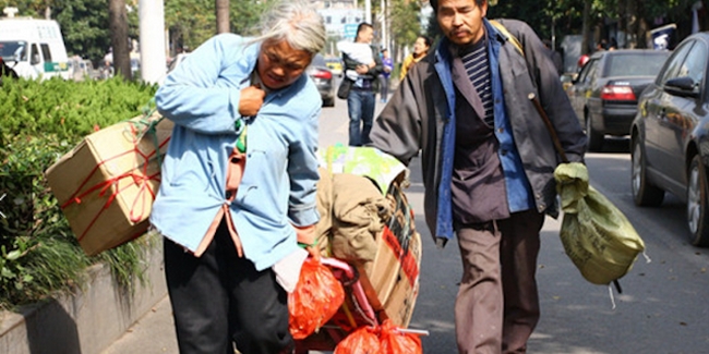 Gao Guanglin (49) dan Jiang Fang (54) tukarkan ribuan uang koin di bank untuk biaya sekolah anak. | Foto: copyright shanghaiist.com