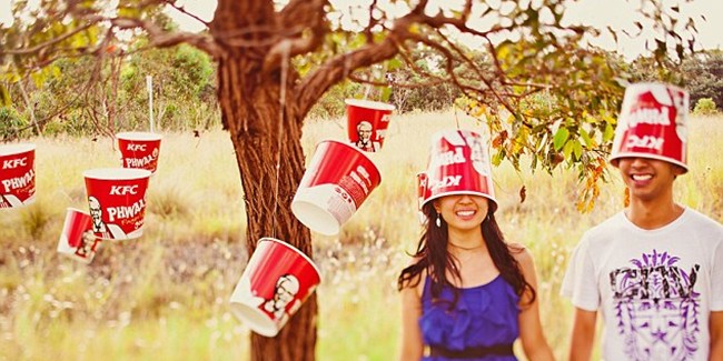 Bucket KFC pun jadi properti unik untuk foto-foto romantis Joanne bersama Jonathon. | Foto: copyright dailymail.co.uk