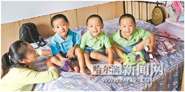 Ketiga putri kembar Liu yang tetap tersenyum. | Foto: copyright shanghaiist.com