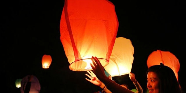 Penerbangan lentera ke angkasa menjadi simbol untuk mengucapkan selamat tinggal pada hidup menjomblo. | Foto: copyright shanghaiist.com