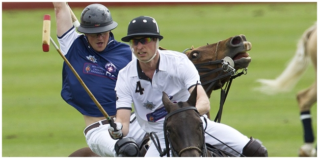 Prince Harry dan Prince William main olahraga polo. | Foto: copyright dailymail.co.uk