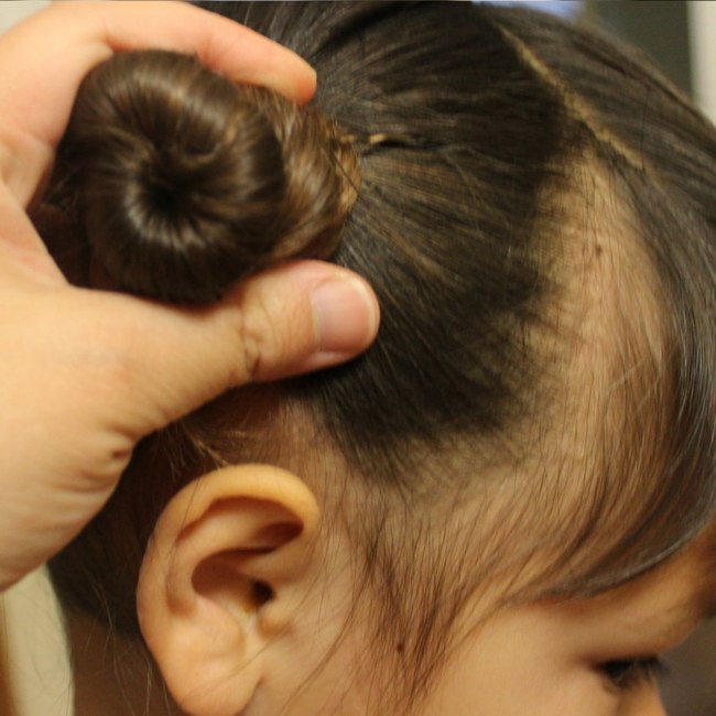 Rambut anak dibentuk sanggul kecil | foto: copyright castleofcostamesa.com