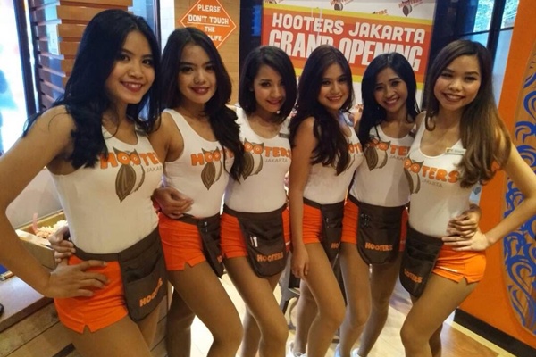 Hooters Girl/ copyright by Vemale.com/Anisha