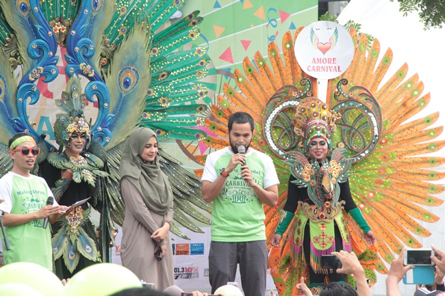 Shireen Sungkar dan Teuku Wisnu saat memberi sambutan di acara pembukaan Malang Strudel Carnival | Photo: Copyright merdeka.com/Rizky Wahyu Permana