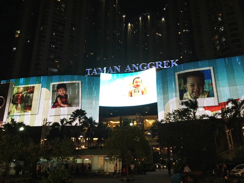 Foto 100 bayi di mall Taman Anggrek | Photo: Copyright Doc Vemale.com