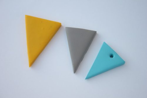 Beri lubang pada segitiga terkecil | Foto: copyright delightedmomma.com