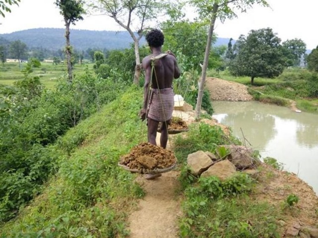 Shyam Lal terus menggali kolam agar air yang tertampung semakin banyak/copyright odditycentral.com