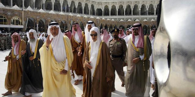 Pangeran  Khaled Al-Faisal mengawali prosesi memandikan Ka'bah | (c) merdeka.com