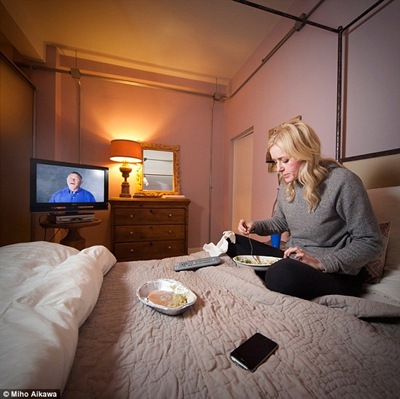 Televisi, laptop, ponsel, dan internet sudah mengalihkan dunia kita. | Foto: copyright dailymail.co.uk