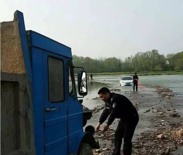 Butuh waktu sedikitnya 6 jam untuk menarik mobil dari tengah sungai | Photo: Copyright shanghaiist.com