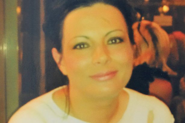 Julie, wanita 39 tahun yang harus meninggal dunia karena alergi terhadap zat kimia pewarna rambut | Photo: Copyright mirror.co.uk