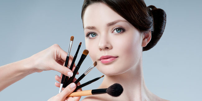 Rajin bersihkan peralatan makeup agar tidak menyebabkan jerawat/copyright Shutterstock.com