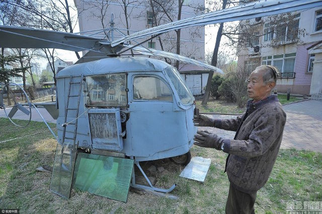 Kakek Gu memperlihatkan helikopter ciptaannya | Photo: Copyright shanghaiist.com