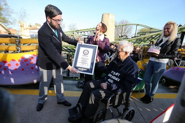 Kakek Twis memecahkan rekor dunia naik roller coaster usia 105 | Photo: Copyright thesun.co.uk