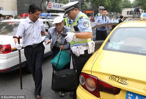 Kakek Wang diantar oleh sopir dan polisi saat menuju ruang ujian | Photo: Copyrighy dailymail.co.uk