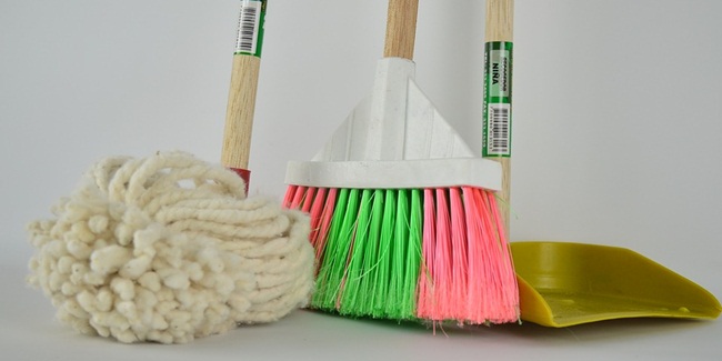 Peralatan cleaning service juga kurang bersih/ copyright Pixabay.com/orzalaga