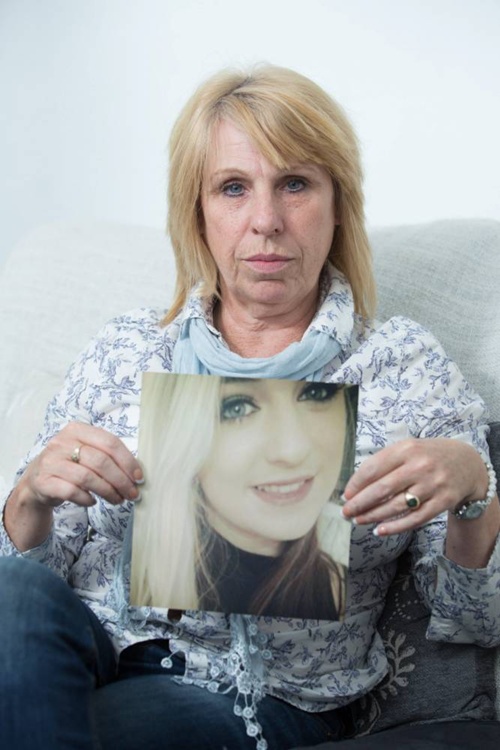 Ibu Joanne, menunjukkan foto buah hati tercintanya | Photo: Copyright metro.co.uk