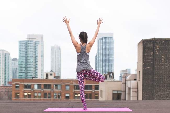 Yoga menjadi salah satu aktivitas menyenangkan yang bisa dilakukan di luar kantor/copyright pexels.com