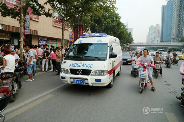 Mobil ambulans yang membawa balita ke rumah sakit terdekat | Photo: Copyright shanghaiist.com