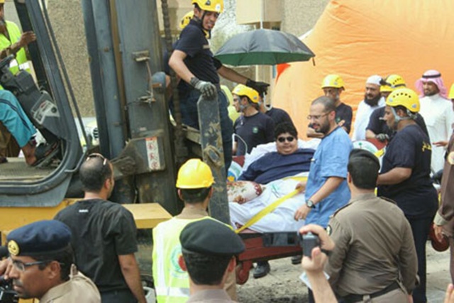 Khaled ketika hendak dibawa ke rumah sakit untuk menjalani pengobatan dan penurunkan berat badan | Photo: Copyright emirates247.com