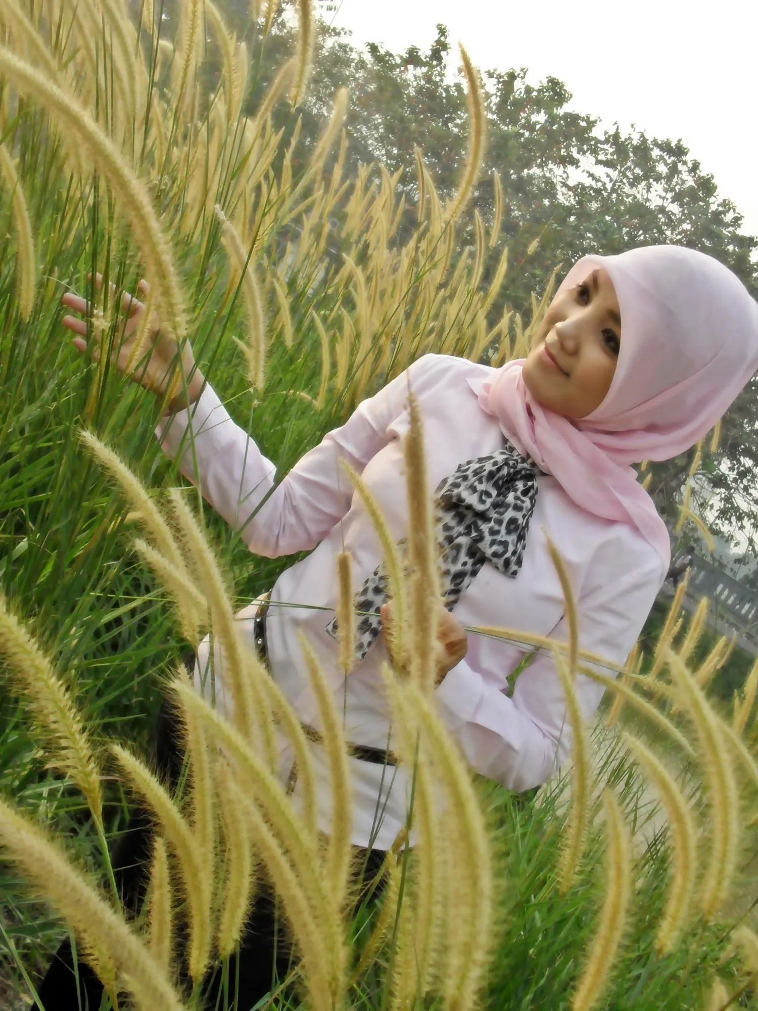 Wanita Cantik Bercadar Pink