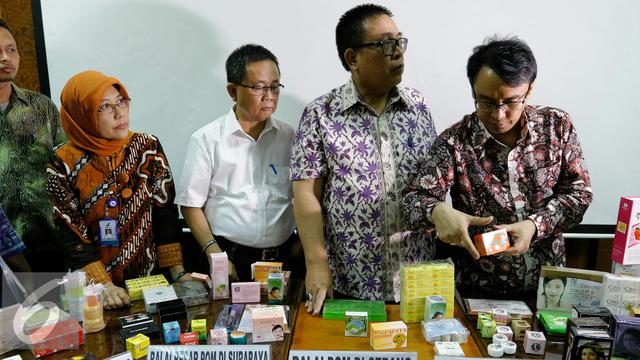 Badan POM temukan lebih dari 20 miliar rupiah kosmetika ilegal yang mengandung bahan berbahaya, Jakarta, Jumat (6/11/2015). Selama satu minggu lebih BPOM berhasil menemukan 977 jenis kosmetika tanpa izin edar./ Copyright Liputan6.com/Yoppy Renato