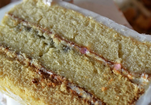 Kue yang telah berjamur | Photo: Copyright mirror.co.uk