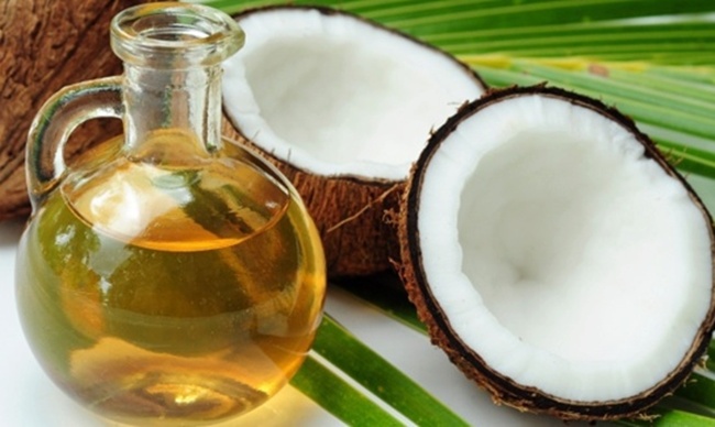 Minyak kelapa bisa dimanfaatkan untuk melembutkan kulit | Photo: Copyright Thinkstockphotos.com