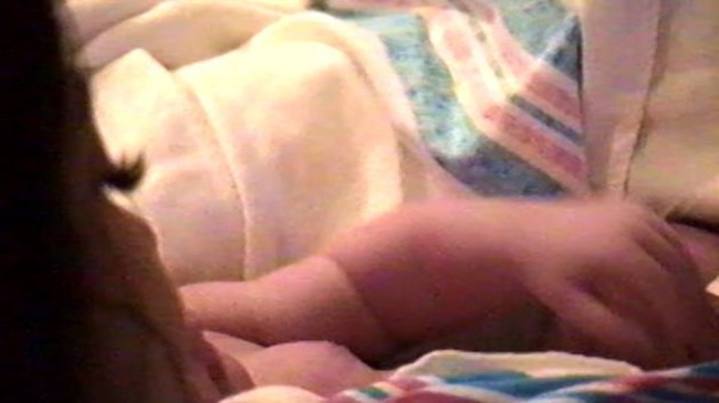 Klip terakhir dari persalinan Kylie. Tak diketahui wajah dan nama sang bayi, namun kelahirannya tentu membawa kebahagiaan bagi seluruh keluarga. Bayi tersebut lahir dengan berat badan sekitar 3,8 kg pada tanggal 1 Februari 2018./© Youtube/Kylie Jenner/tmd