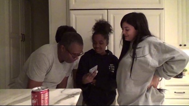  Kylie juga menunjukkan hasil USG pada keluarga Travis. Tampak dalam video tersebut, mereka menyambut gembira kehadiran keluarga baru nantinya. /© Youtube/Kylie Jenner/tmd