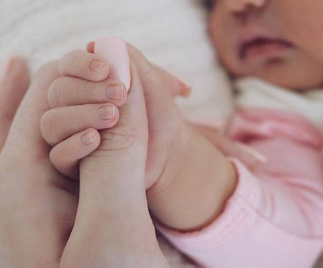 Ia bahkan mengumumkan nama bayi perempuannya, Stormi Webster lewat postingan foto yang sangat manis ini./Copyright TMZ/sry