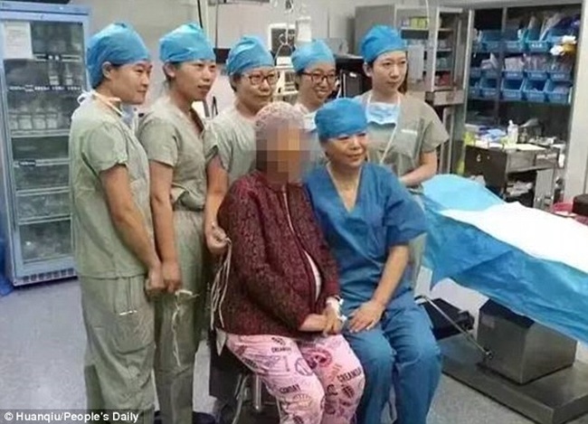 Ibu bayi berfoto bersama dokter dan staf medis setelah melahirkan | Photo: Copyright asiantown.net