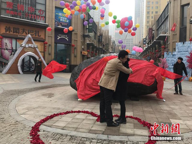 Fei melamar kekasihnya dengan memberikan batu meteor | Photo: Copyright shanghaiist.com
